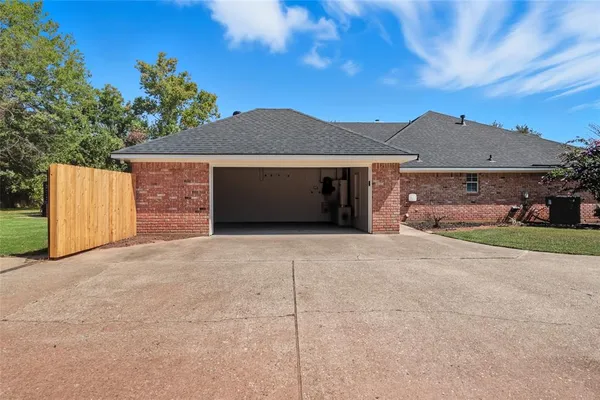 $485,000 | 107 Lakewood Point Drive, Bossier City, LA 71111