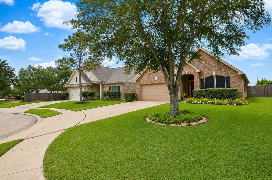 9222 Sorrell Hollow Lane Rosenberg, TX 77469 - Photo 3 of 46 Thoughtfully positioned on a cul-de-sac lot, this home combines privacy, functionality, and a welcoming presence.