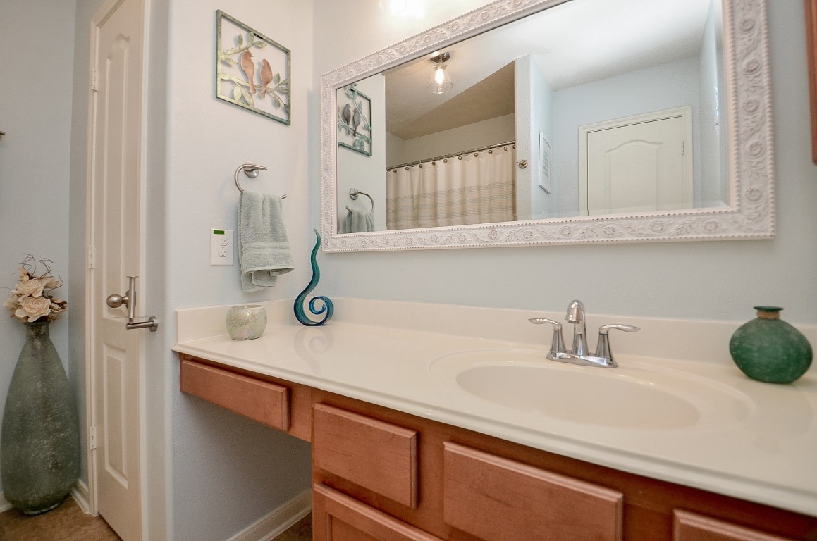 9222 Sorrell Hollow Lane Rosenberg, TX 77469 - Photo 40 of 46 Clean and functional secondary bath with ample counter space and a convenient tub/shower combination.