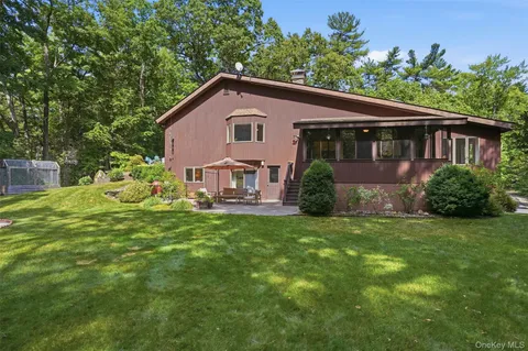 $800,000 | 17 Stoutenburgh Drive, Hyde Park, NY 12538