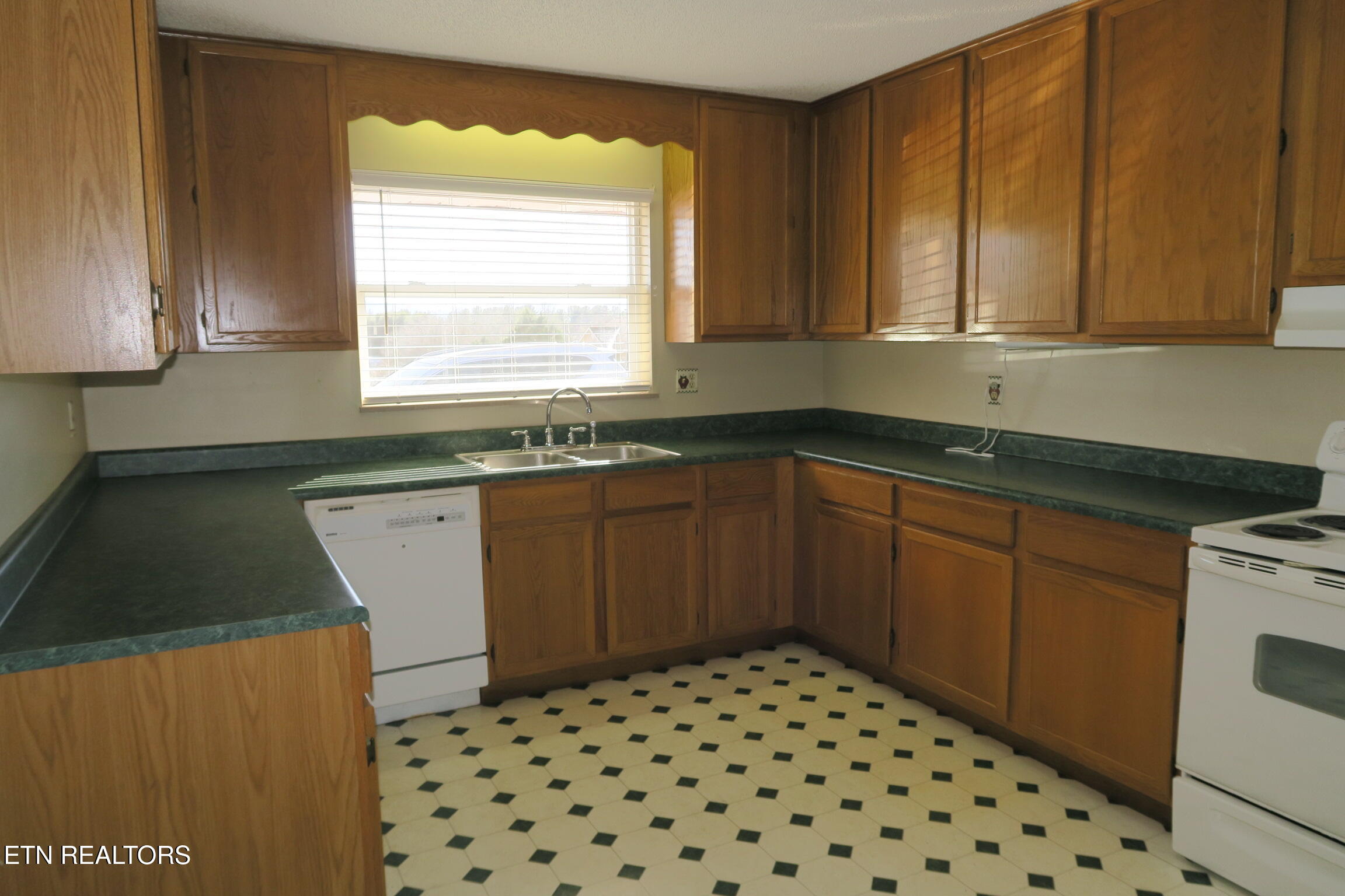 3527 Sevierville Road Maryville, TN 37804 - Photo 11 of 23 IMG_2760