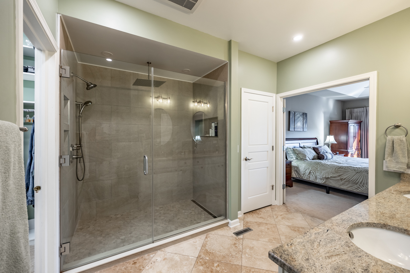 2737 Winton Court West Dundee, IL 60118 - Photo 29 of 52 a bathroom with a tub shower and mirror