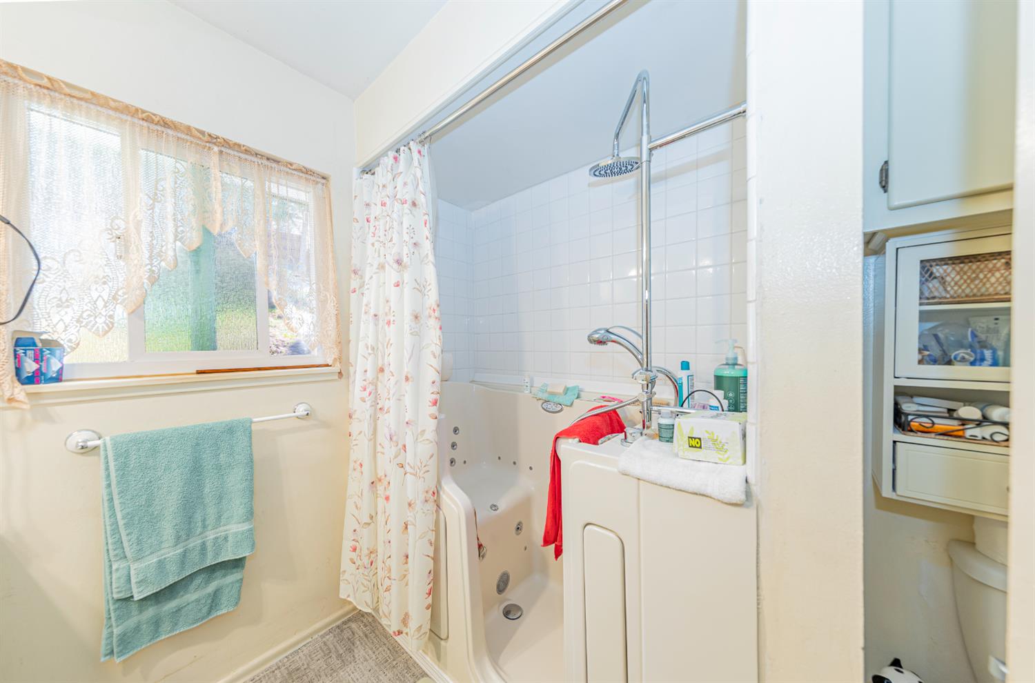 42585 Buckeye Road Oakhurst, CA 93644 - Photo 19 of 55 a white bath tub sitting next to a bathroom