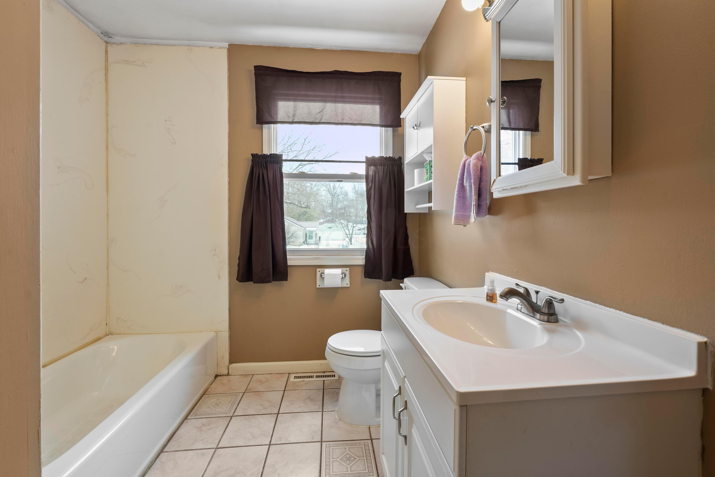 2589 Abington Road Columbus, OH 43231 - Photo 8 of 16 8 - Upstairs Bathroom