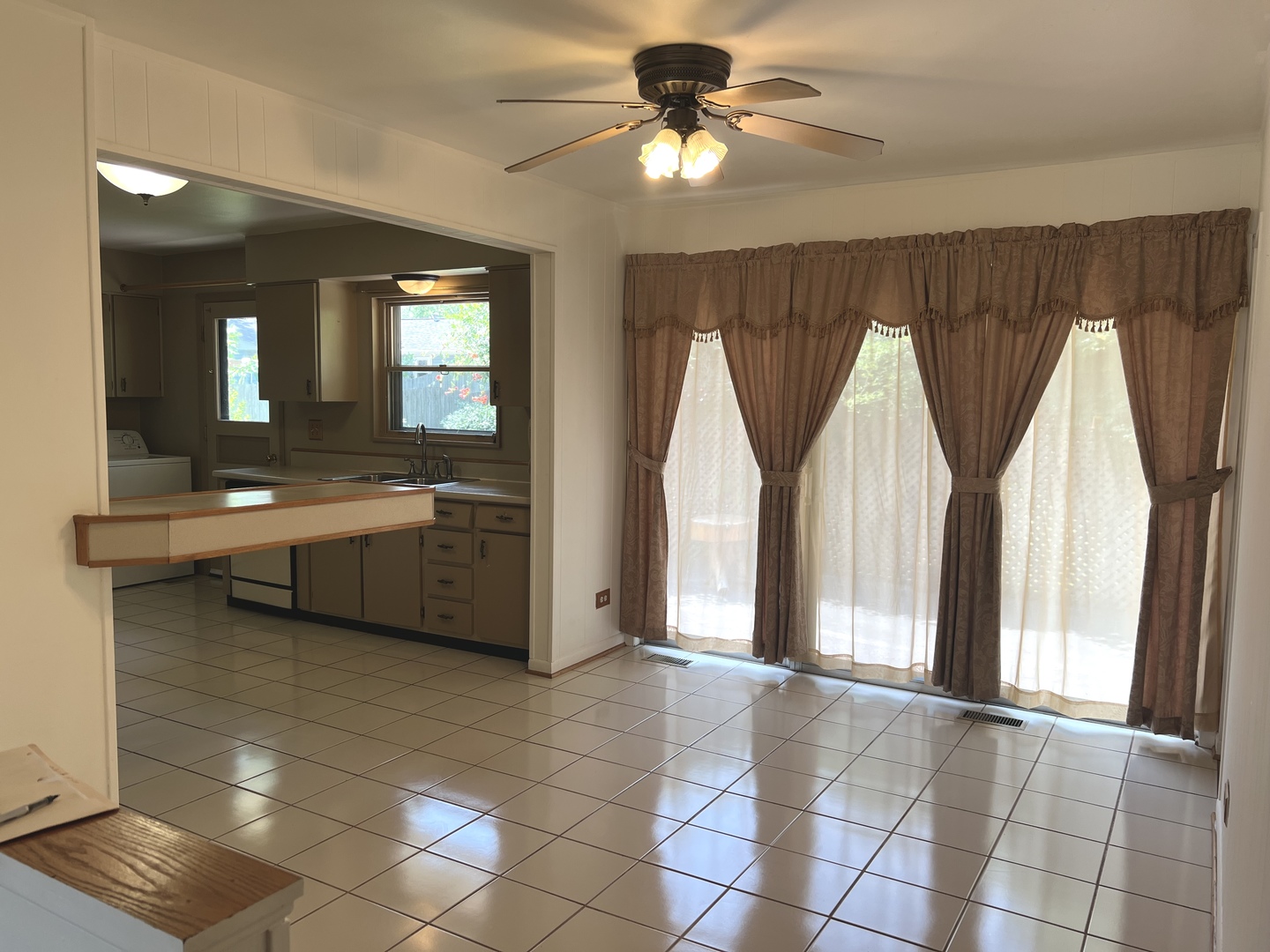 1060 Warwick Lane Elk Grove Village, IL 60007 - Photo 4 of 15 a view of a livingroom with furniture and staircase