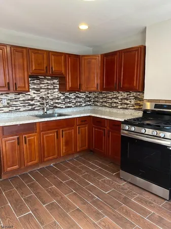 $2,600 | 187 Wegman Parkway, Unit 2, Jersey City, NJ 07305