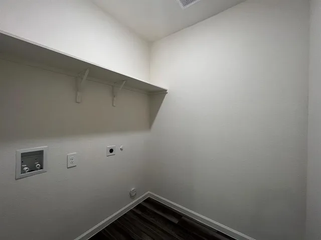 a view of a back yard