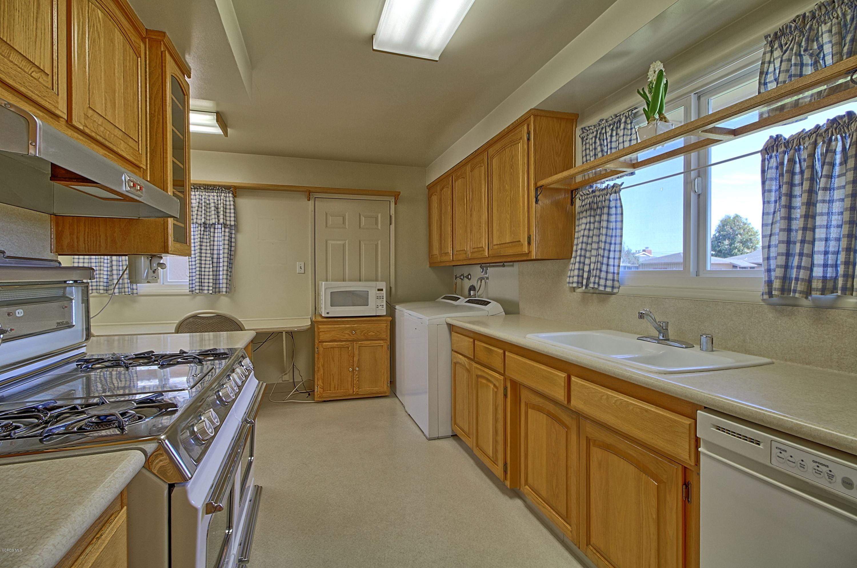 929 West Roderick Avenue Oxnard, CA 93030 - Photo 7 of 24 0011_IMG_0034_5_6