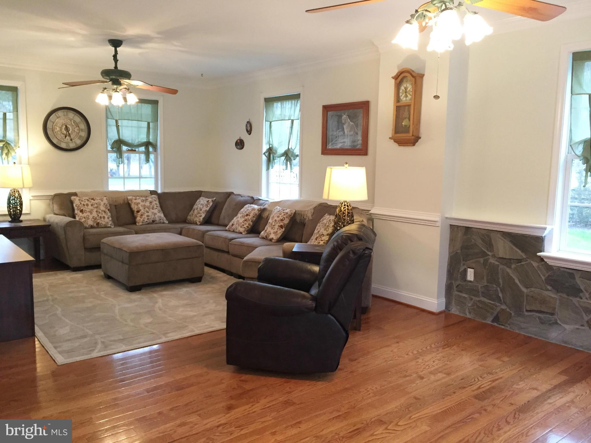 5515 Beach Road Midland, VA 22728 - Photo 8 of 30 Living Room