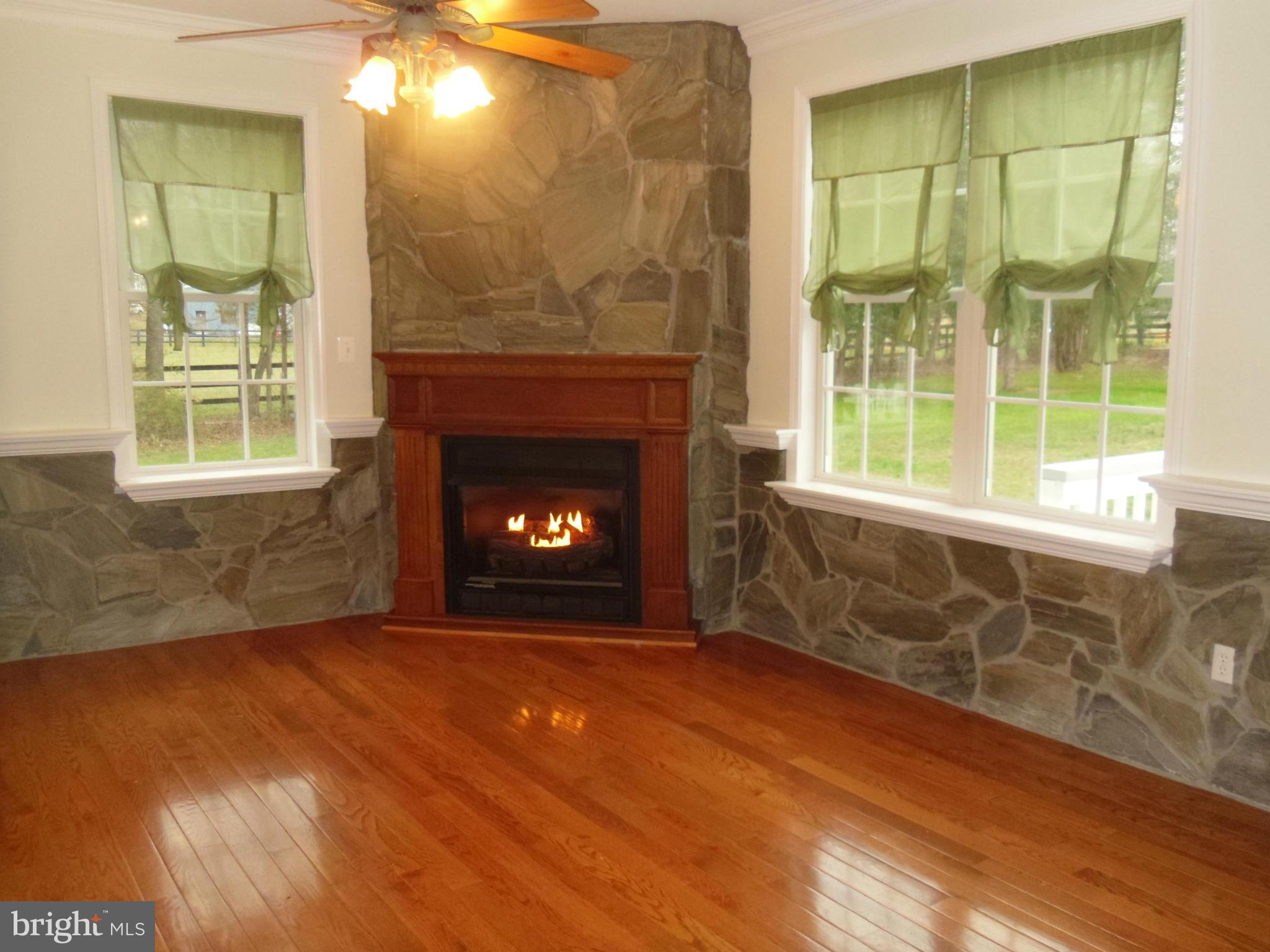 5515 Beach Road Midland, VA 22728 - Photo 9 of 30 Living Room