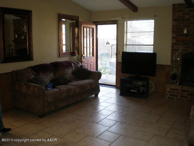 6213 Rutgers Street Amarillo, TX 79109 - Photo 3 of 15 Living Room