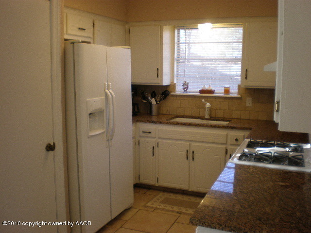 6213 Rutgers Street Amarillo, TX 79109 - Photo 5 of 15 Kitchen
