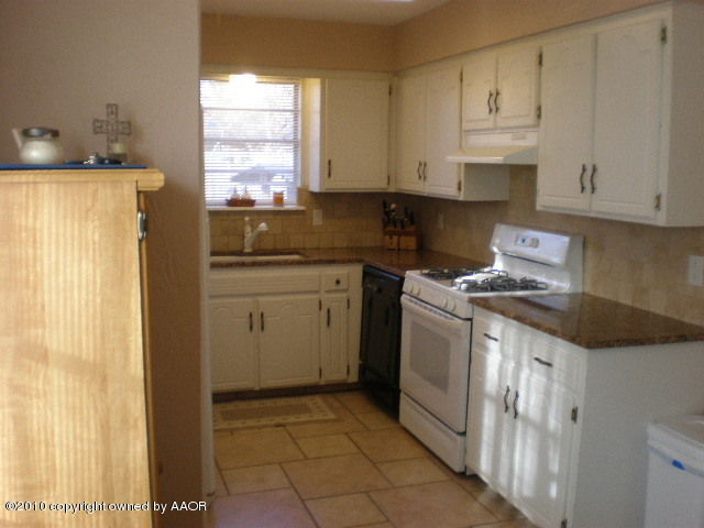 6213 Rutgers Street Amarillo, TX 79109 - Photo 6 of 15 Kitchen w/granite and tile