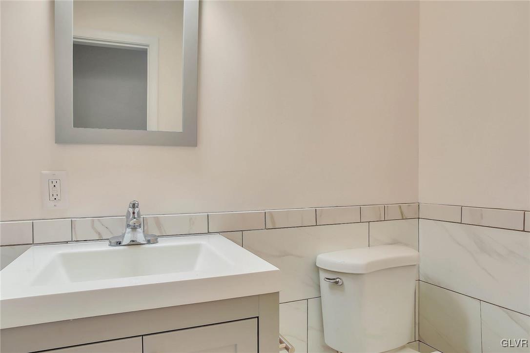111 Brewster Way East Stroudsburg, PA 18301 - Photo 8 of 30 a bathroom with a sink and a toilet