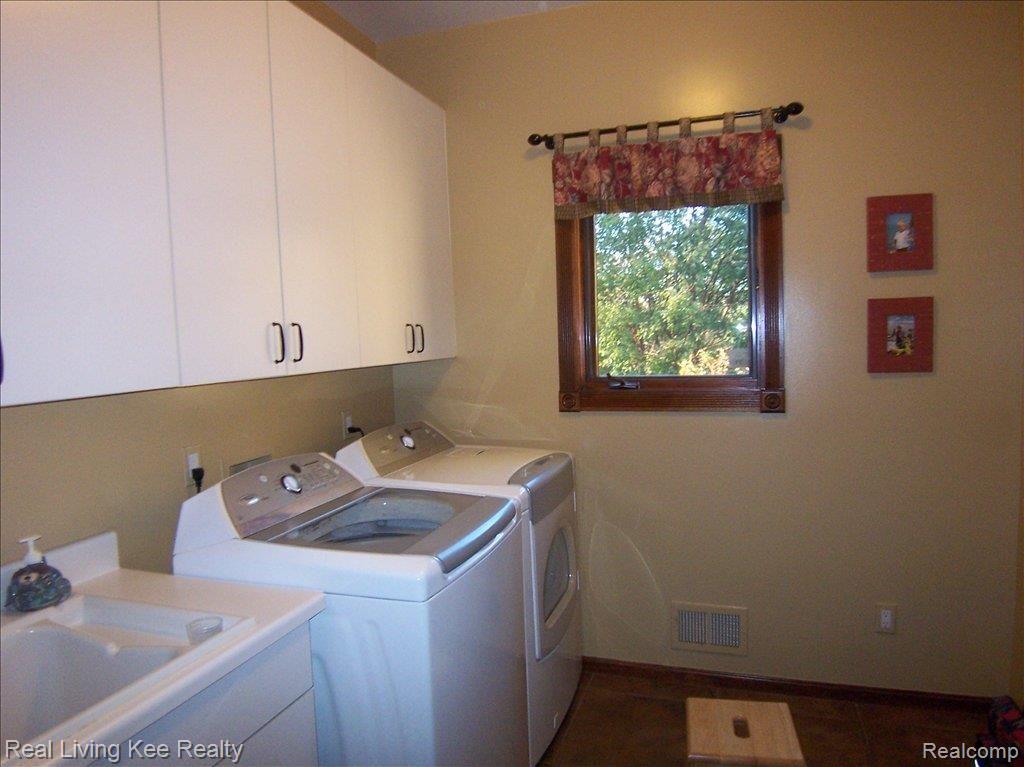 4067 Jacquelynn Court Rochester, MI 48306 - Photo 12 of 24 Laundry