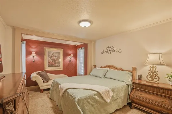 a view of livingroom with furniture