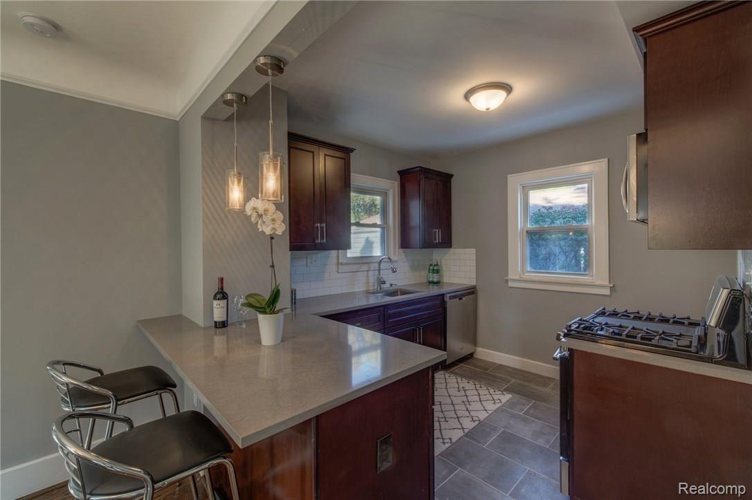 1849 Stanford Road Berkley, MI 48072 - Photo 5 of 35 breakfastcounter.jpg