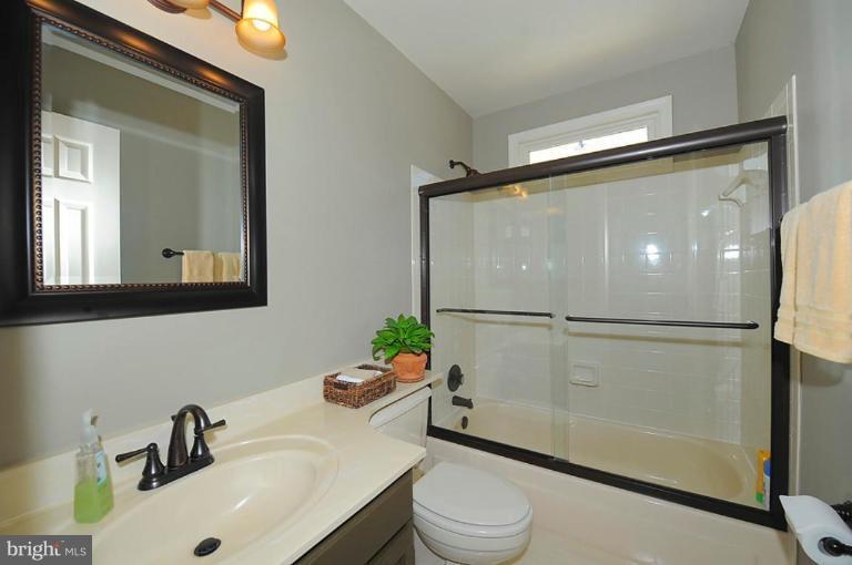6583 Forsythia Street Springfield, VA 22150 - Photo 15 of 28 a bathroom with a sink toilet and shower