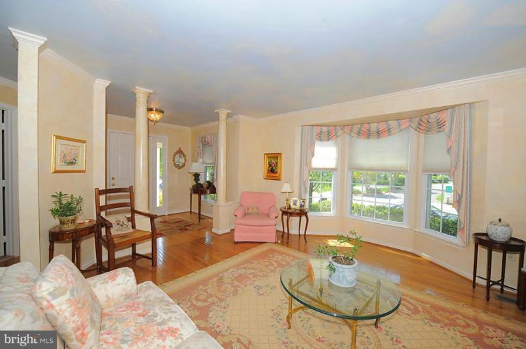 6583 Forsythia Street Springfield, VA 22150 - Photo 23 of 28 a living room with furniture and a large window