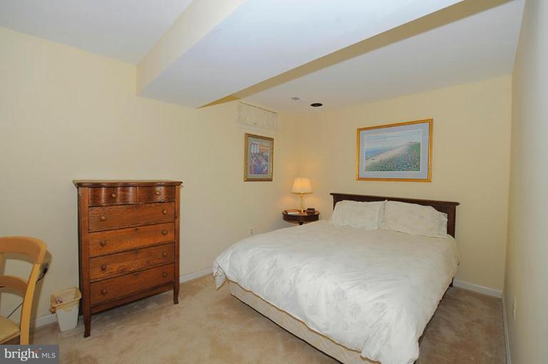 6583 Forsythia Street Springfield, VA 22150 - Photo 8 of 28 a bedroom with a bed and a dresser