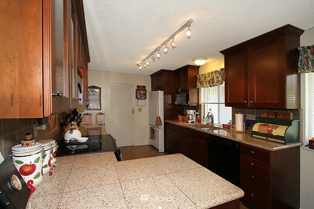 9223 Northeast 193rd Street Bothell, WA 98011 - Photo 4 of 15 Gallery Image 4