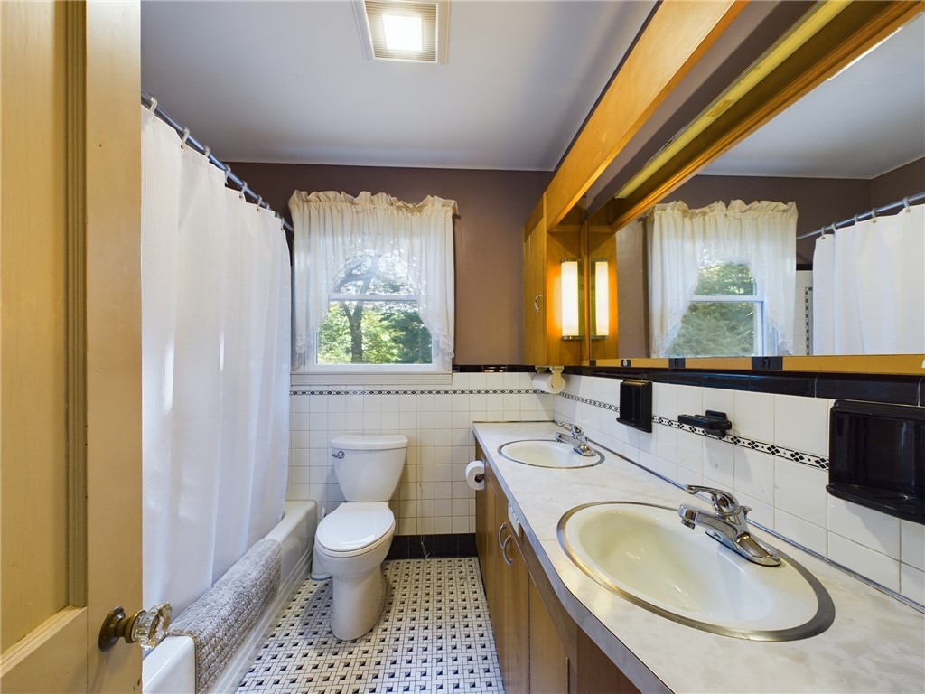 25 Arrow Head Trail South Kingstown, RI 02879 - Photo 18 of 38 Bathroom #2 with dual sinks and tub/shower