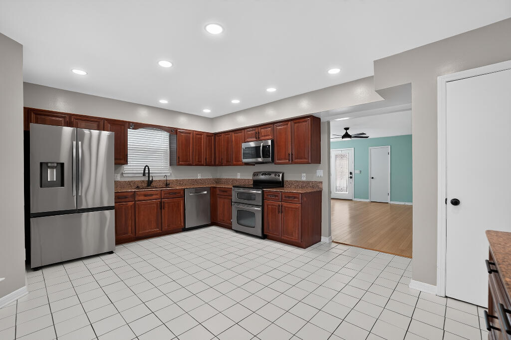 402 Sandy Ridge Circle Mary Esther, FL 32569 - Photo 8 of 19 42198_6a42b21f18549_06.29.2026_image-8