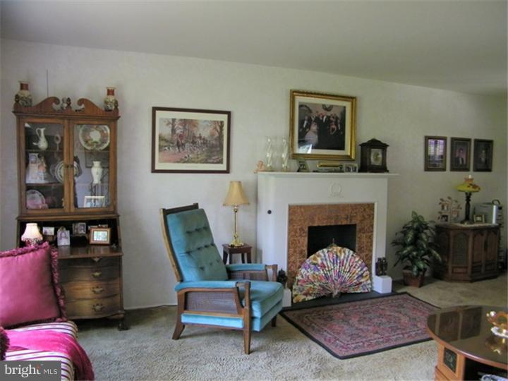 2394 Dale Road Huntingdon Valley, PA 19006 - Photo 2 of 16 Living Room