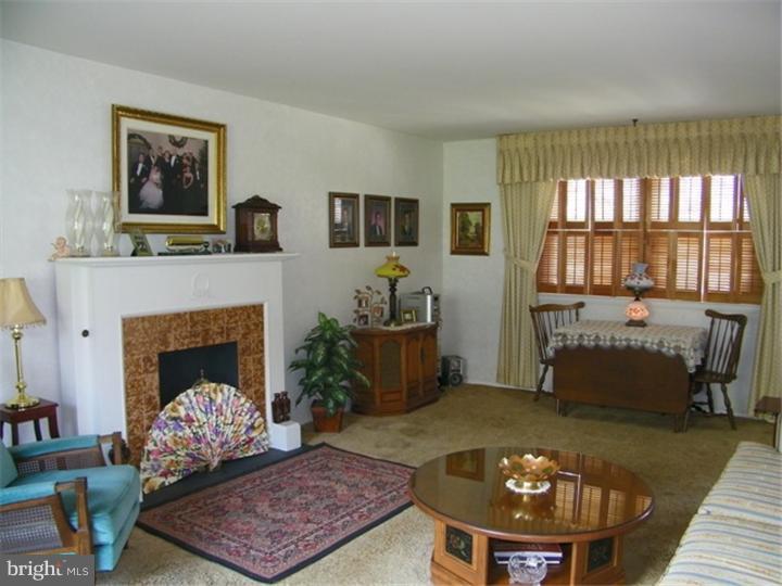 2394 Dale Road Huntingdon Valley, PA 19006 - Photo 3 of 16 Living Room