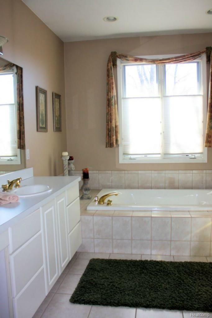 73246 Windmill Lane Romeo, MI 48065 - Photo 17 of 37 Mstr bth1.jpg