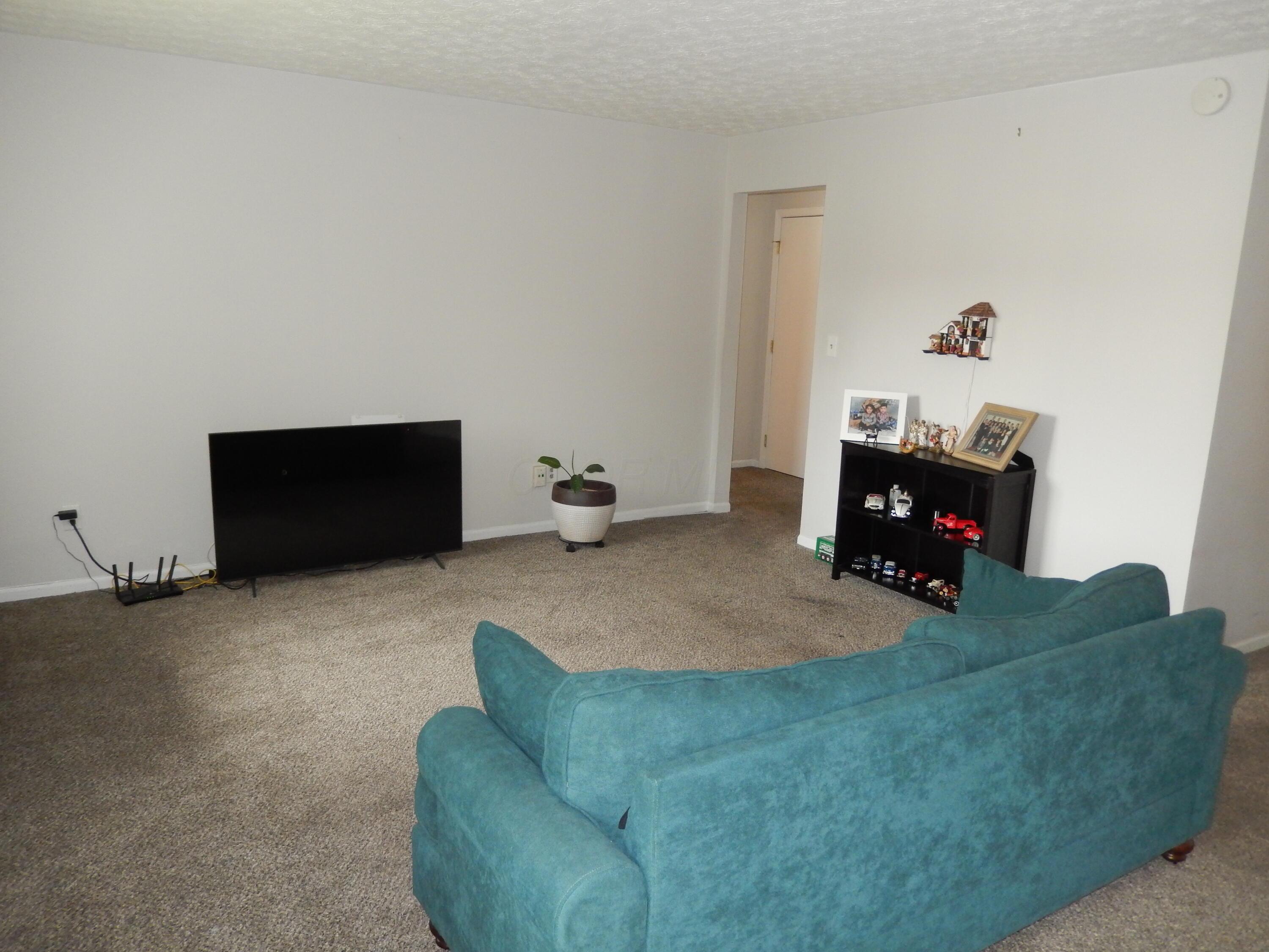 3941 Karl Road, Unit 322 Columbus, OH 43224 - Photo 6 of 42 Living Room