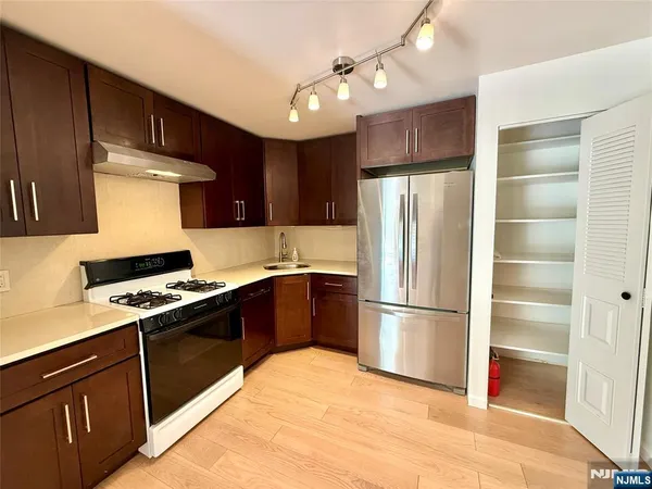 $2,900 | 901 Tuliptree Court, Mahwah, NJ 07430