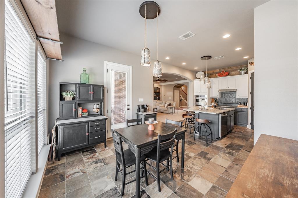 209 Thistle Ridge Denton, TX 76210 - Photo 14 of 40 Eat in kitchen