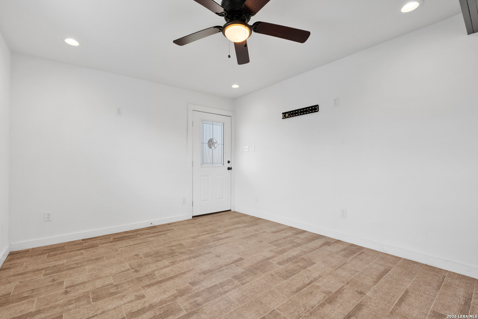 18460 Interstate 37 Elmendorf, TX 78112 - Photo 20 of 28 an empty room with ceiling fan and window