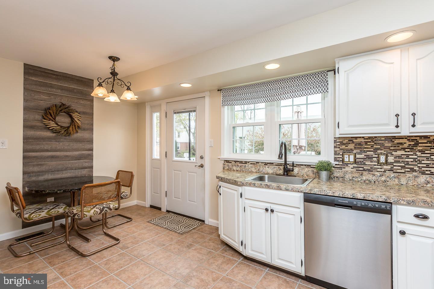 1943 Oak Leaf Lane Holmes, PA 19043 - Photo 11 of 38 eat in kitchen