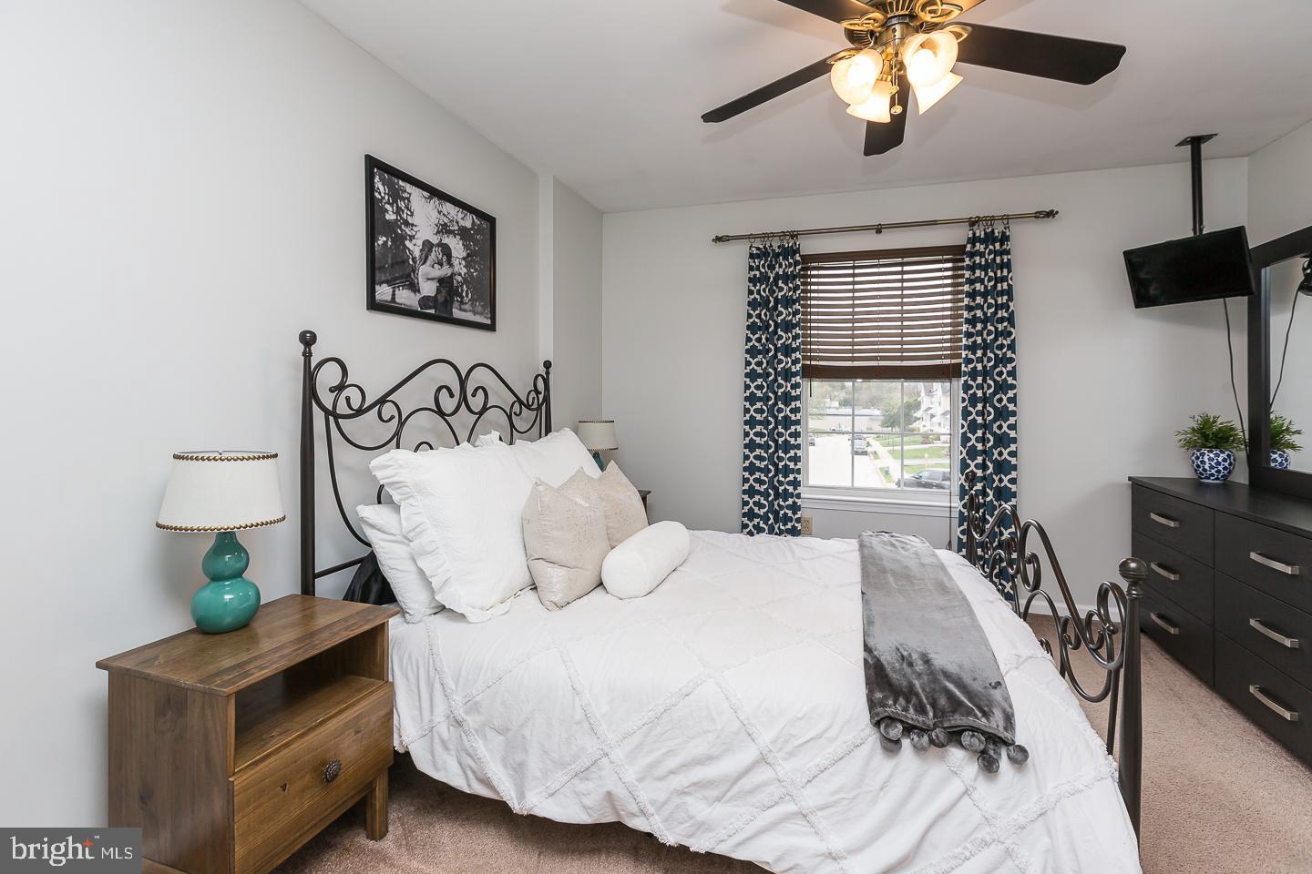 1943 Oak Leaf Lane Holmes, PA 19043 - Photo 15 of 38