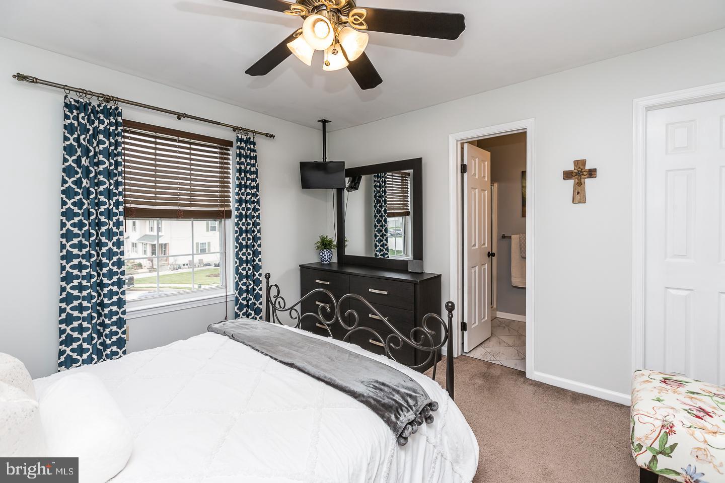 1943 Oak Leaf Lane Holmes, PA 19043 - Photo 17 of 38