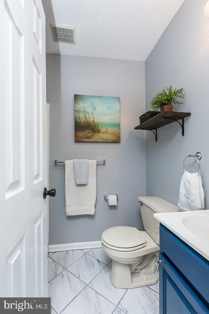 1943 Oak Leaf Lane Holmes, PA 19043 - Photo 18 of 38