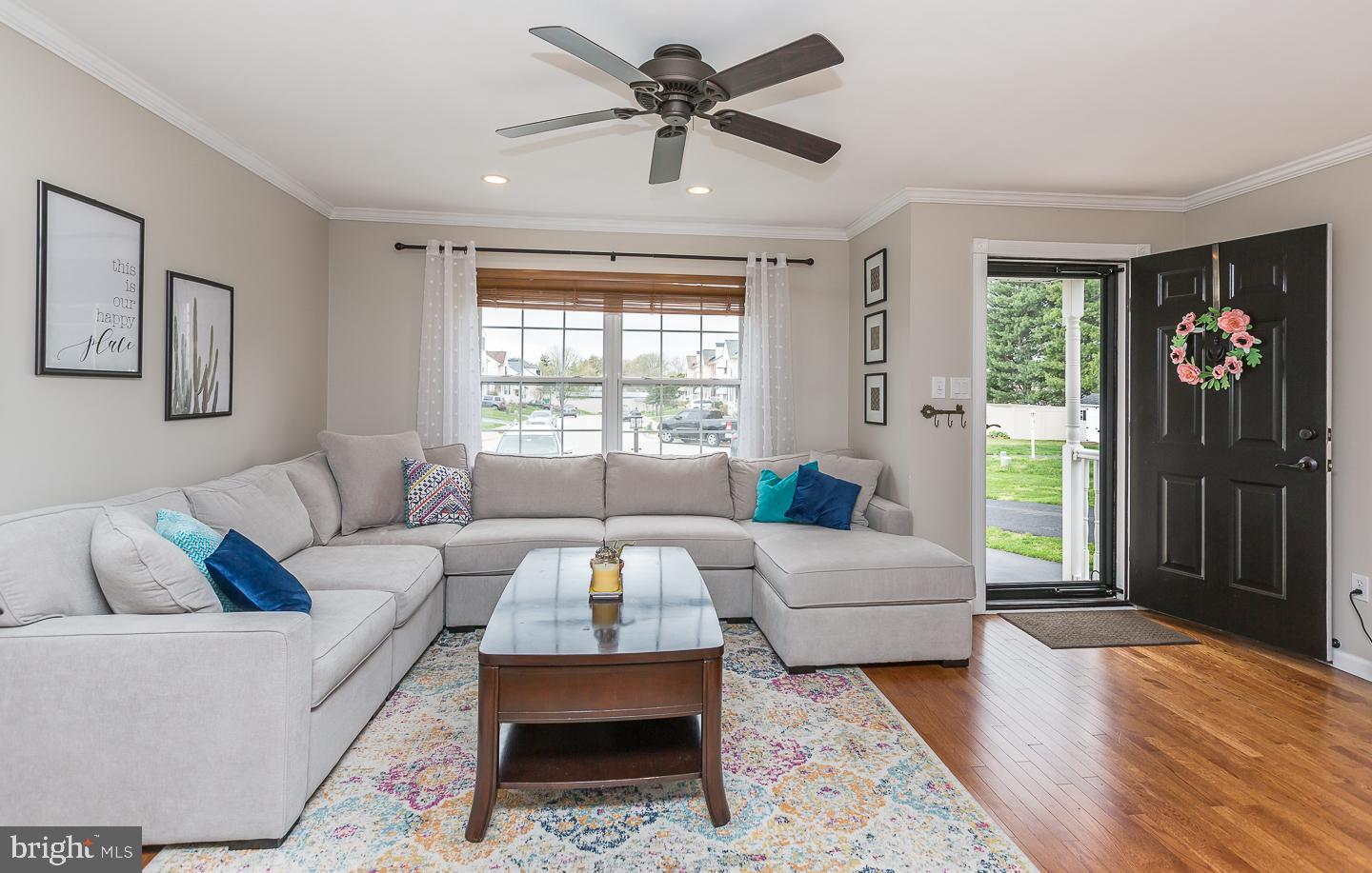 1943 Oak Leaf Lane Holmes, PA 19043 - Photo 4 of 38 spacious living room