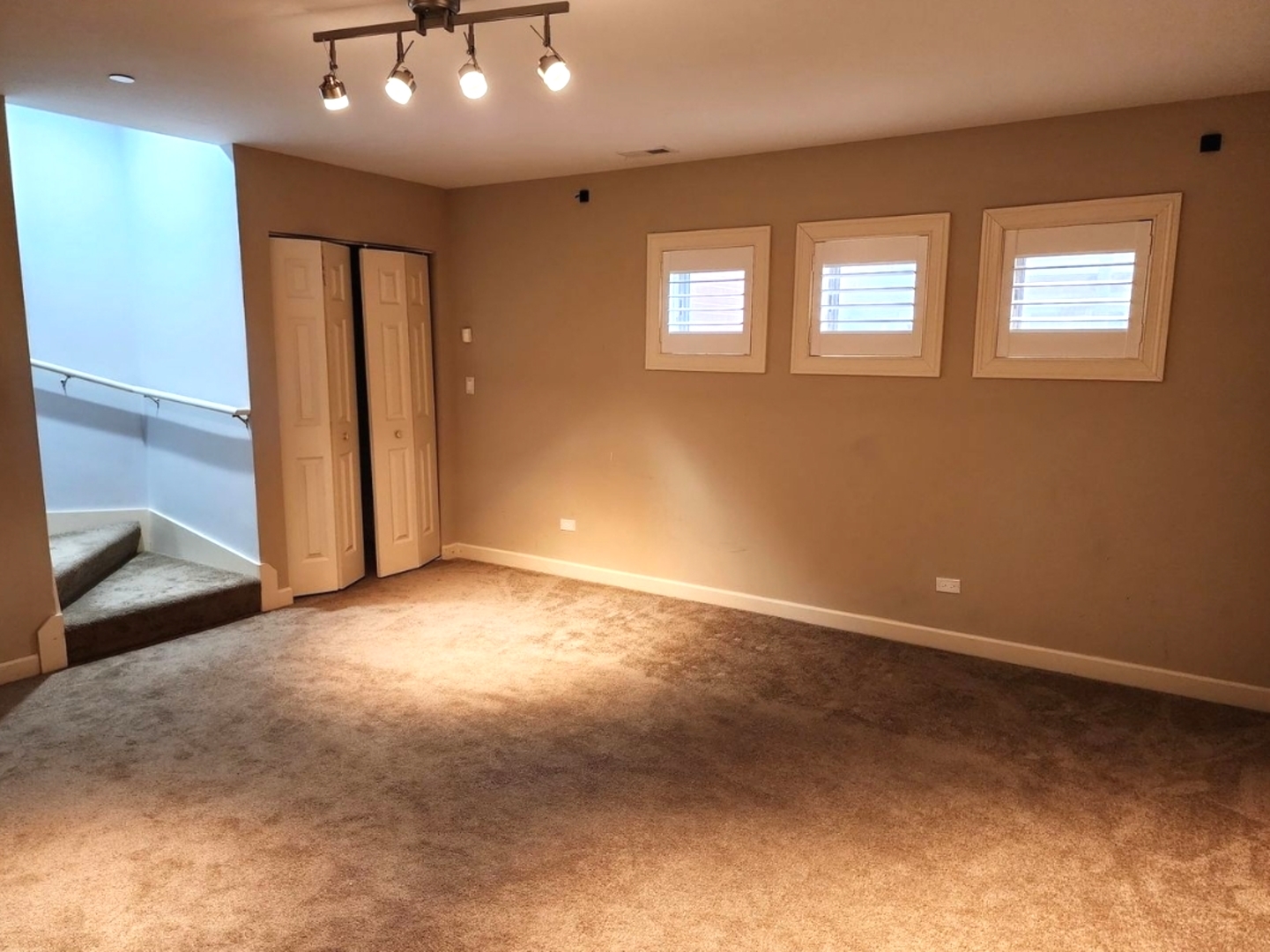 92 Legacy Lane Wheeling, IL 60090 - Photo 4 of 4 a view of an empty room with a window