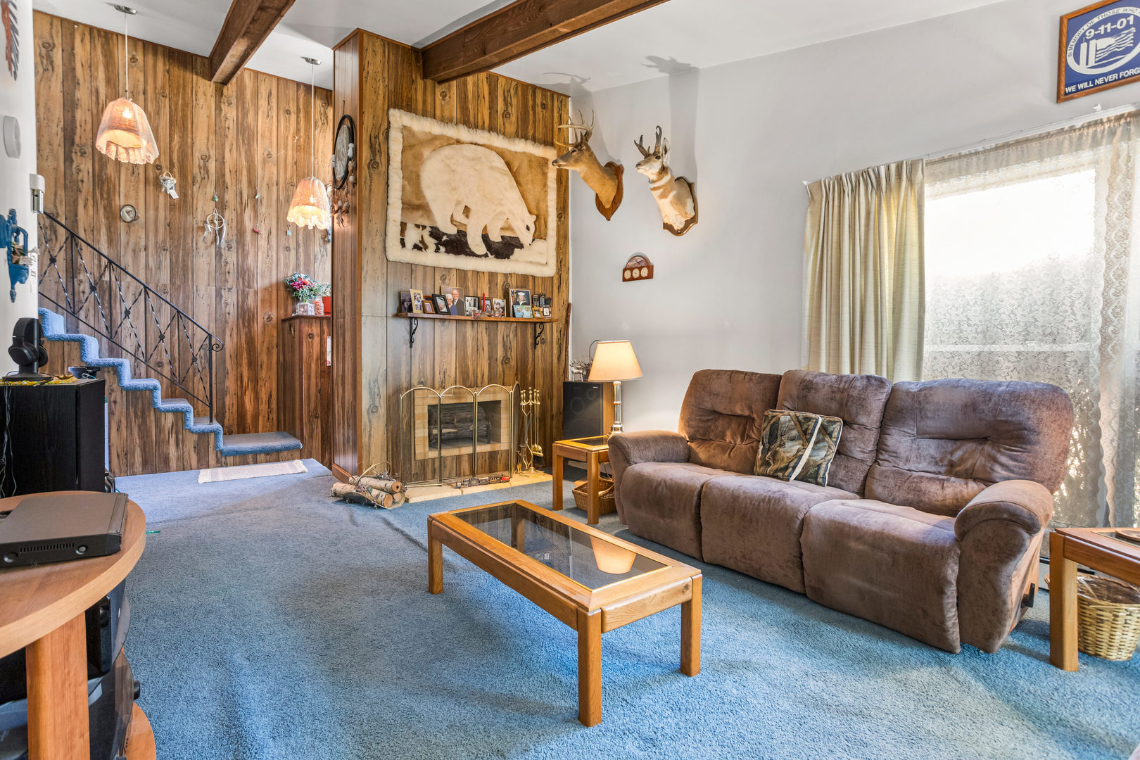 808 South Longview Road Monticello, IL 61856 - Photo 17 of 41 a living room with patio furniture and a window
