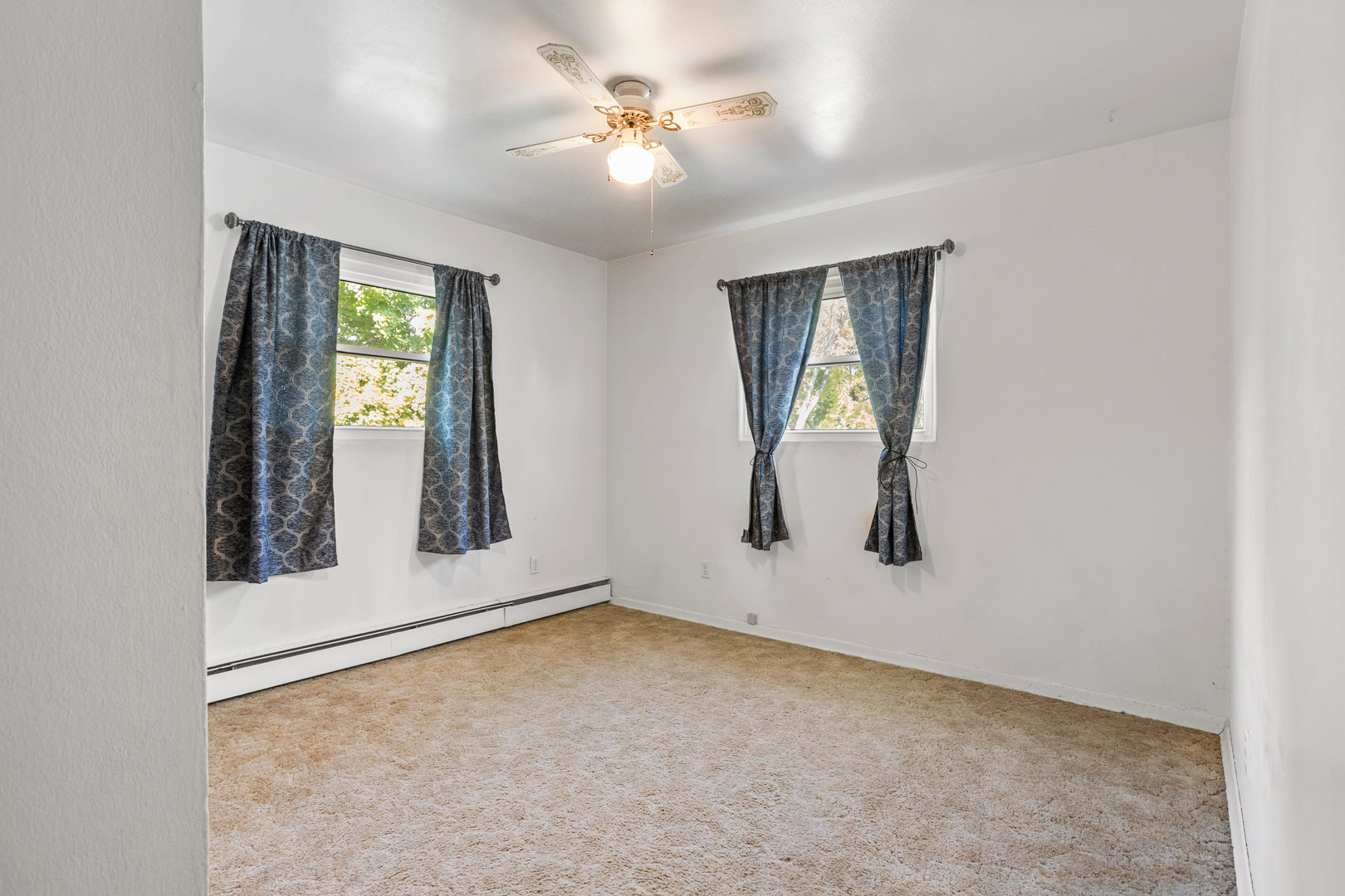 808 South Longview Road Monticello, IL 61856 - Photo 26 of 41 an empty room with windows and fan