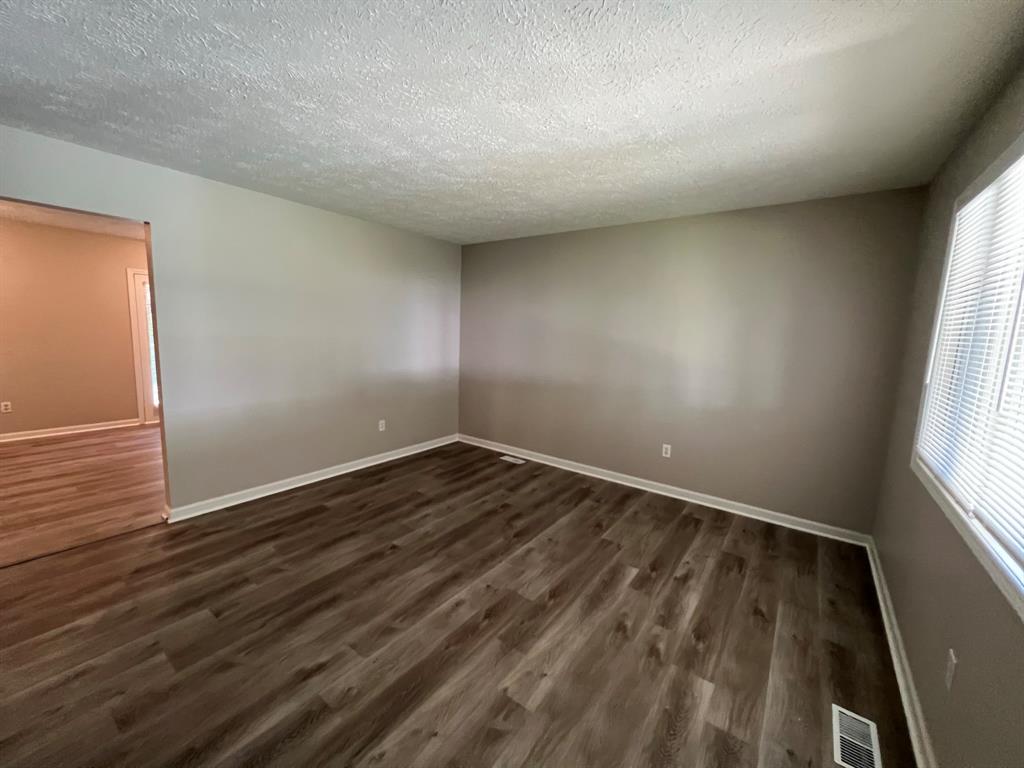 987 Stonegate Road Greenwood, IN 46142 - Photo 4 of 20 Gallery Image 4