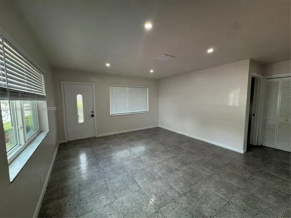 an empty room with windows and pillars in it