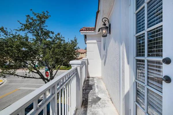 $899,900 | 8741 Northwest 110th Avenue, Doral, FL 33178