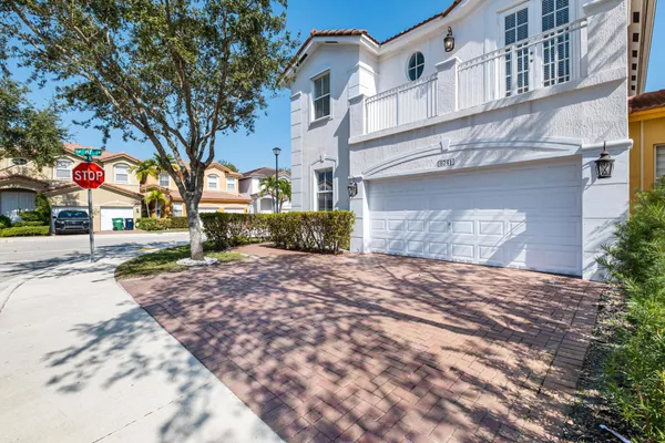 $899,900 | 8741 Northwest 110th Avenue, Doral, FL 33178