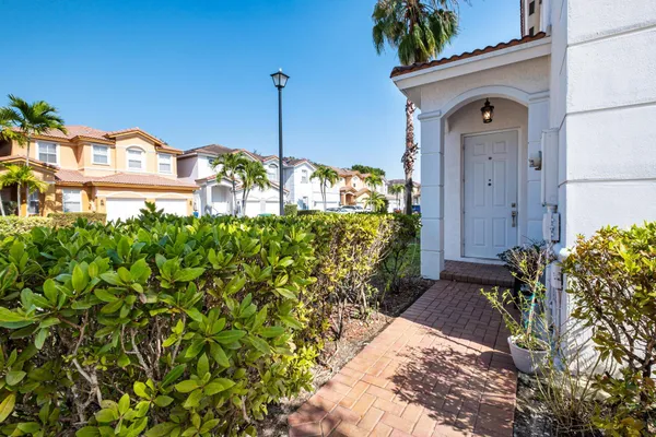 $899,900 | 8741 Northwest 110th Avenue, Doral, FL 33178