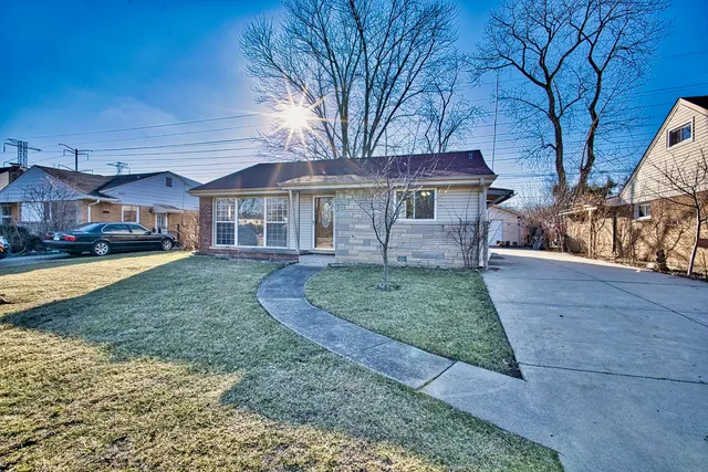 $3,200 | 7014 North Kilbourn Avenue, Lincolnwood, IL 60712