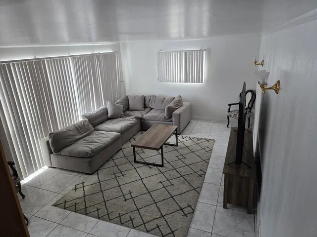 $3,200 | 7014 North Kilbourn Avenue, Lincolnwood, IL 60712