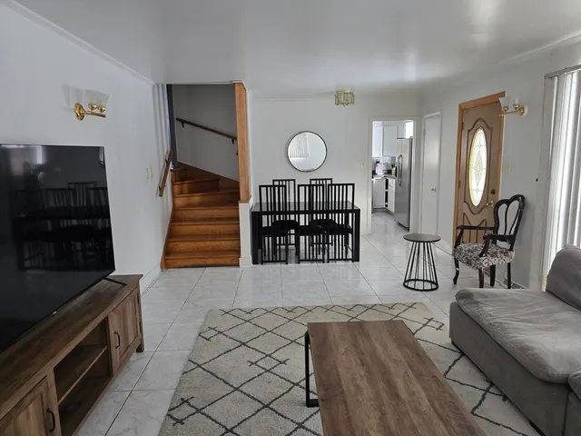 $3,200 | 7014 North Kilbourn Avenue, Lincolnwood, IL 60712